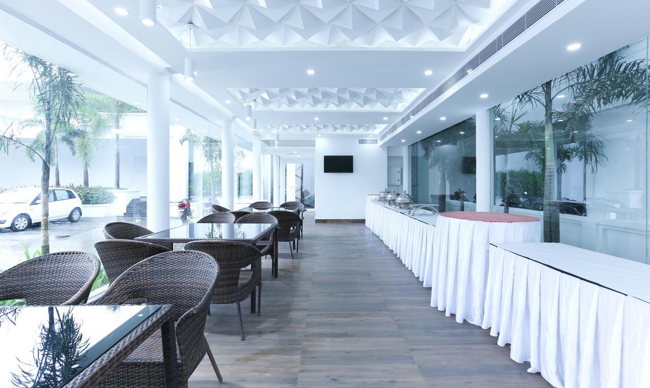 Treebo Trend Al Saj Convention Centre Kazhakuttam Zewnętrze zdjęcie